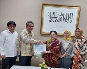 Perkumpulan Nostalgia Istri purnabakti usaha hulu migas menyalurkan bantuan kemanusiaan korban bencana alam Cianjur Jawa Barat.